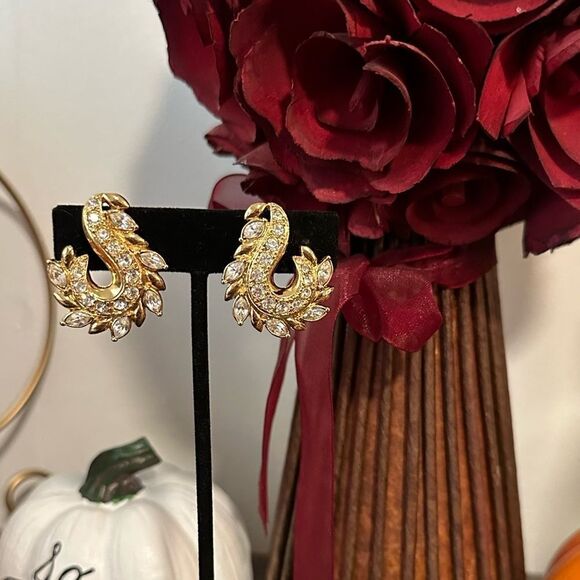 Avon Crystal Gold Leaf Swirl Earrings 1980’s Avon Jewelry Clip-On Earrings - Picture 2 of 5